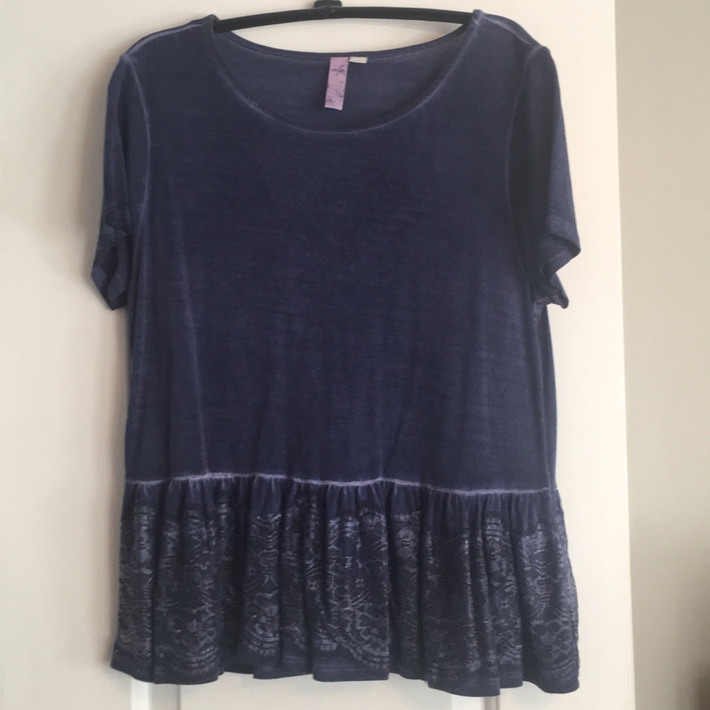 Shirt sleeve blue top with lace detail